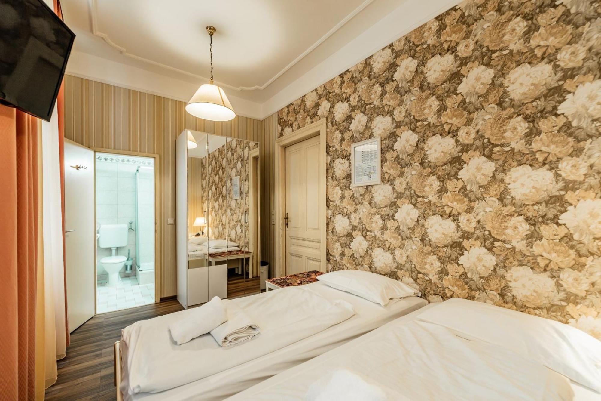 Twin Room,1756403342:JPEG